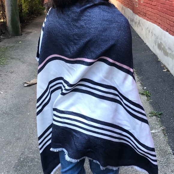Poncho Wrap Scarf in blue and white - Picture 11 of 13